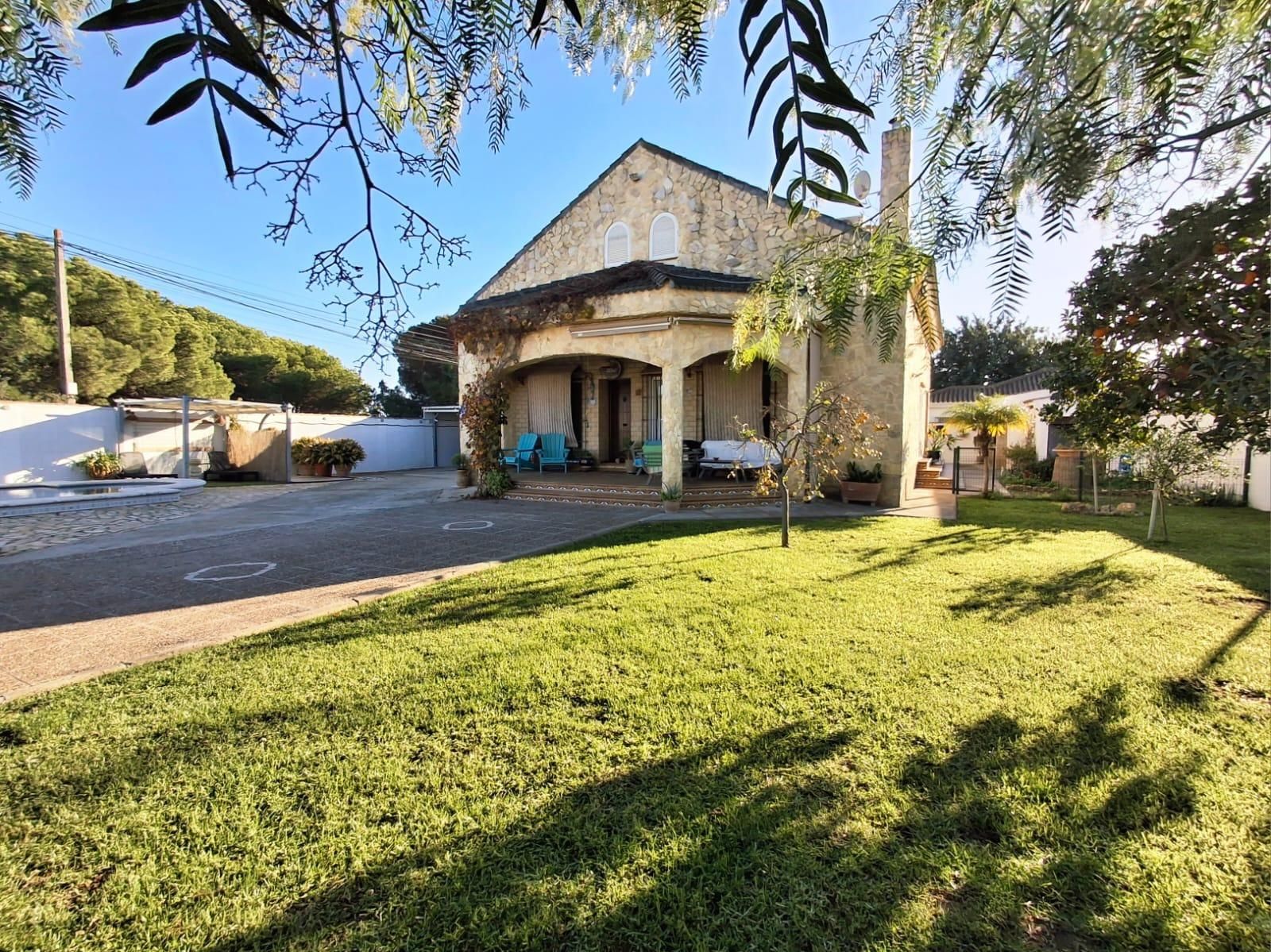 Vista exterior de Casa o chalet en venta en Chiclana de la Frontera con Aire acondicionado, Jardín privado y Trastero