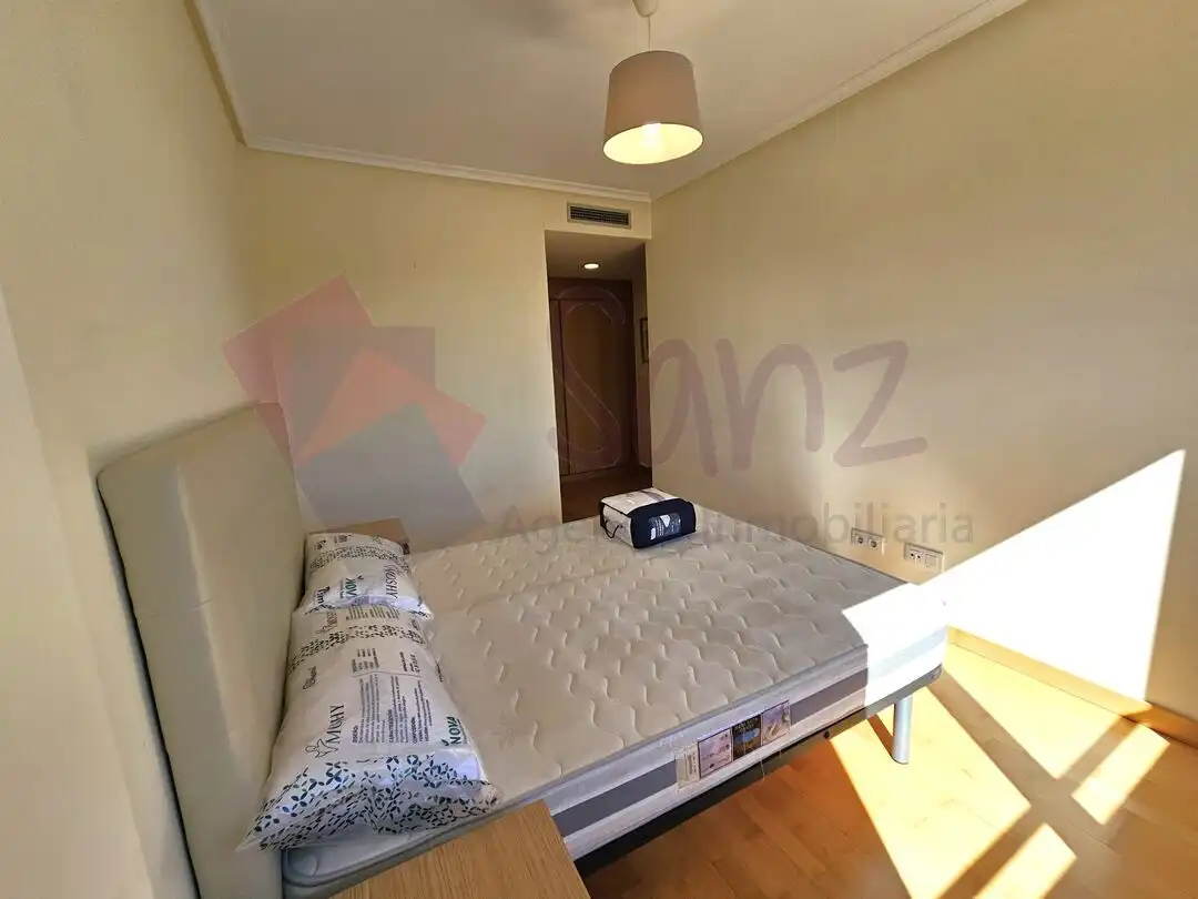 Habitación de Apartamento de alquiler en Lardero con Aire acondicionado, Calefacción y Jardín privado