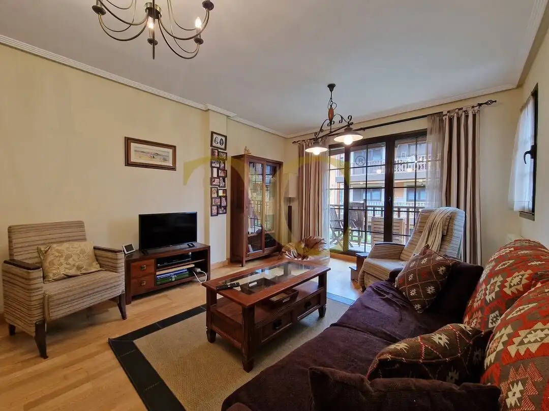 Sala de estar de Piso en venta en Llanes con Calefacción, Terraza y Amueblado