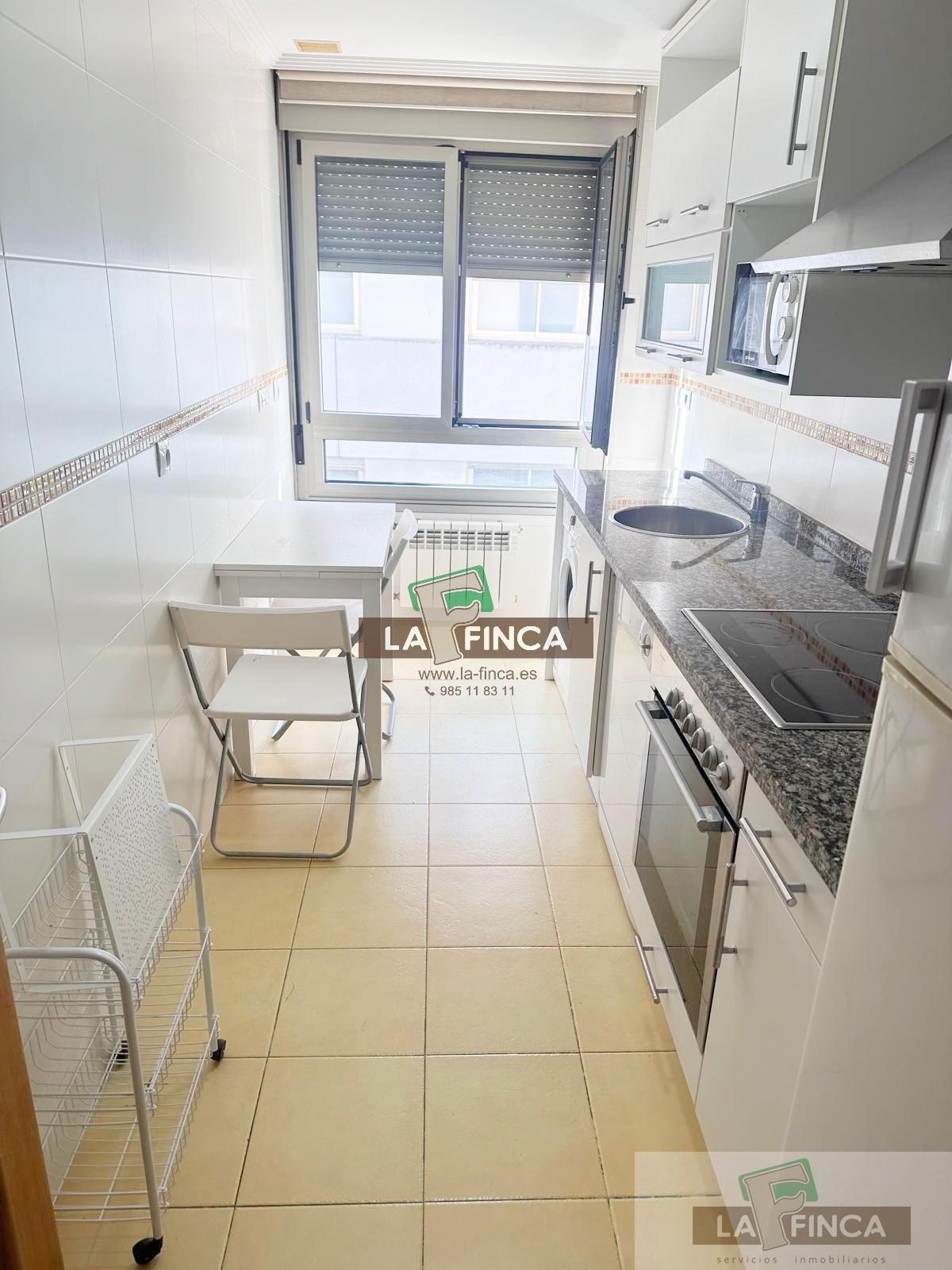 Cuina de Pis en venda en Oviedo  amb Calefacció, Parquet i Traster