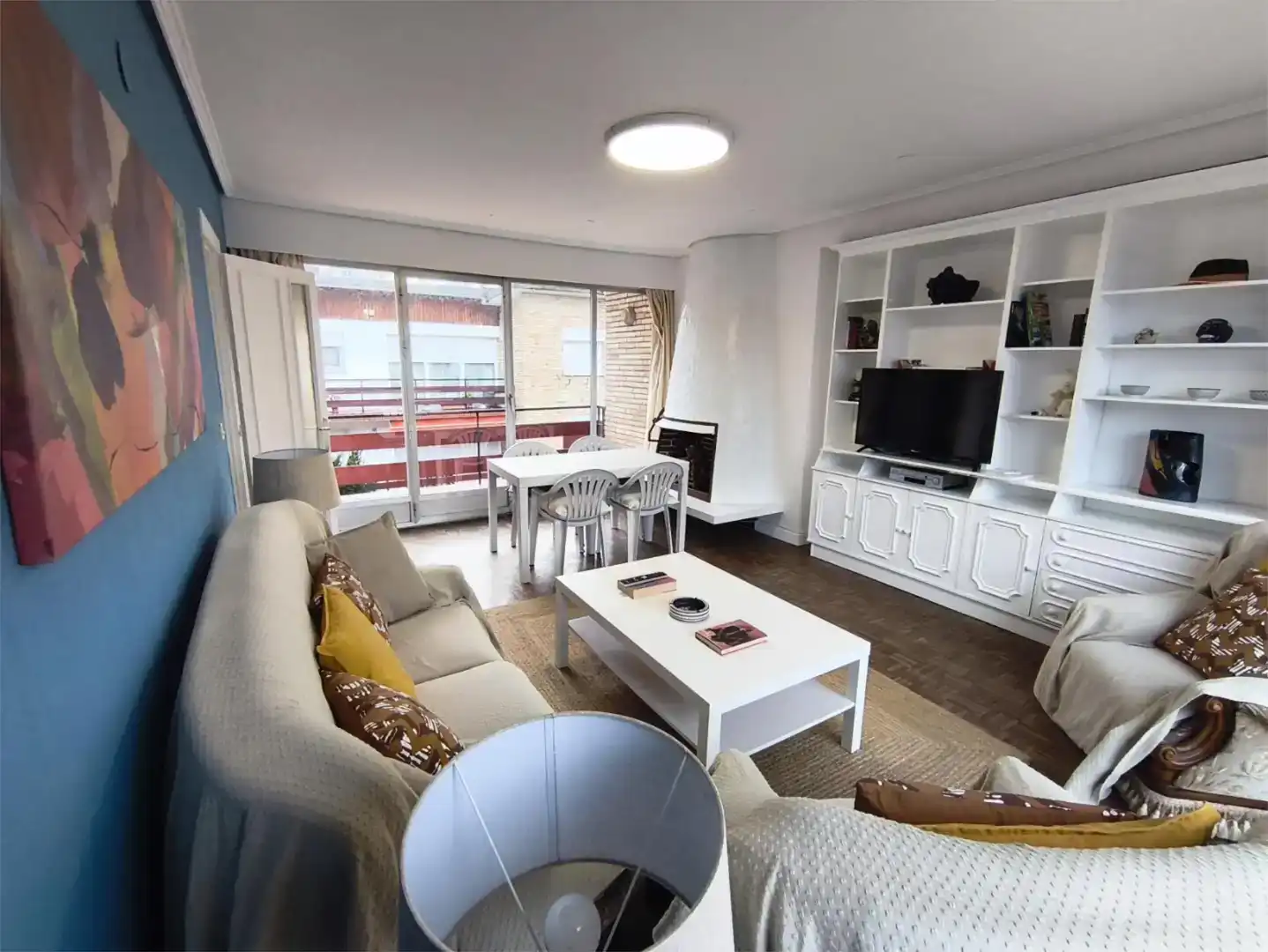 Sala d'estar de Àtic en venda en Laredo amb Parquet i Moblat
