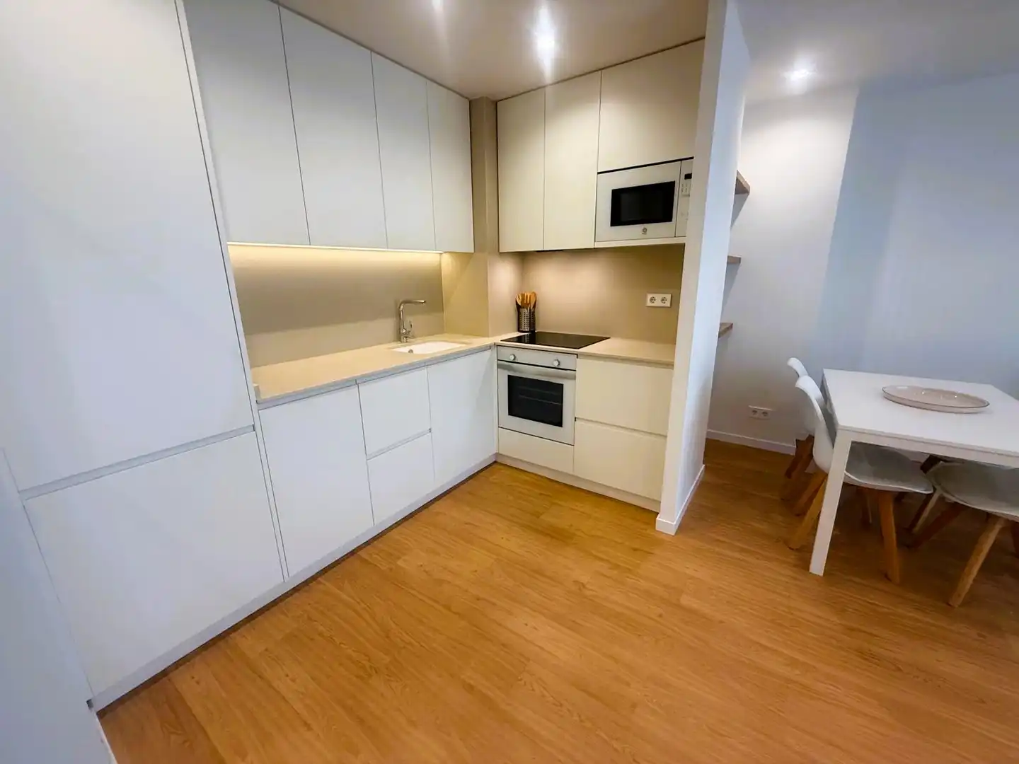 Appartamento con terrazza in affitto a Carrer de Xile, imagen 4