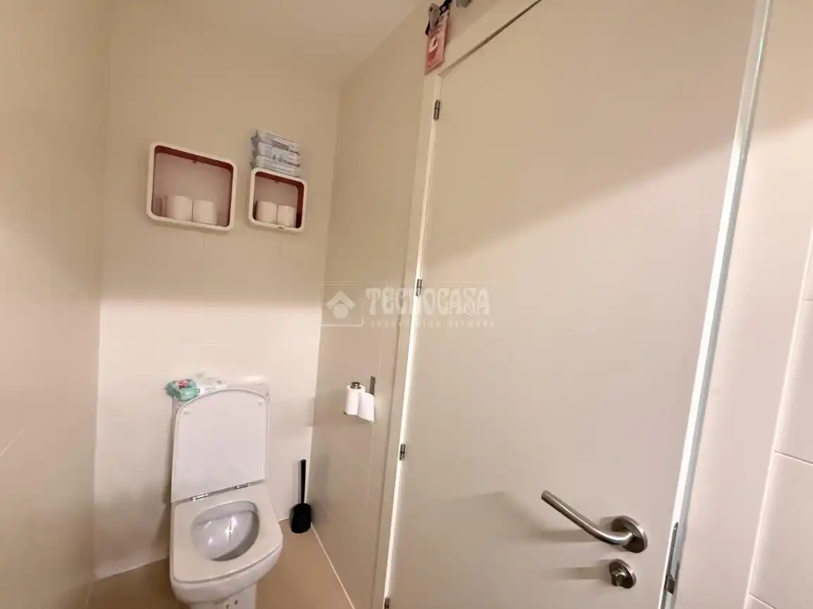 Bathroom of Flat for sale in Madrid  with Air Conditioner, Heating and Alarm