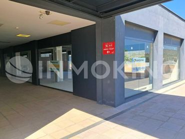 Locale commerciale in affitto a Avenida de los Ejércitos Españoles 2