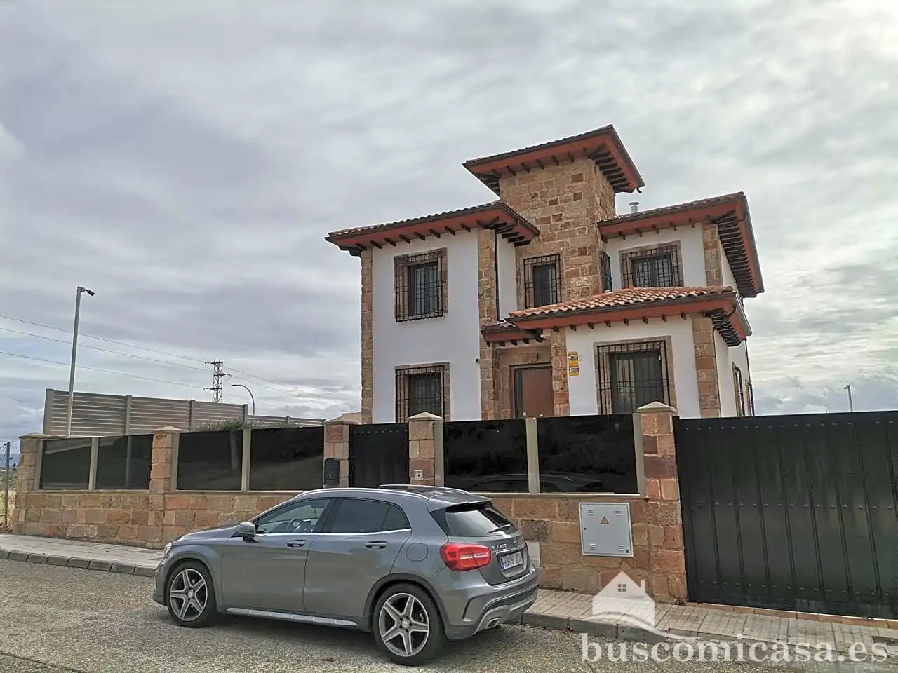 Vista exterior de Casa o xalet en venda en Linares amb Aire condicionat, Calefacció i Terrassa