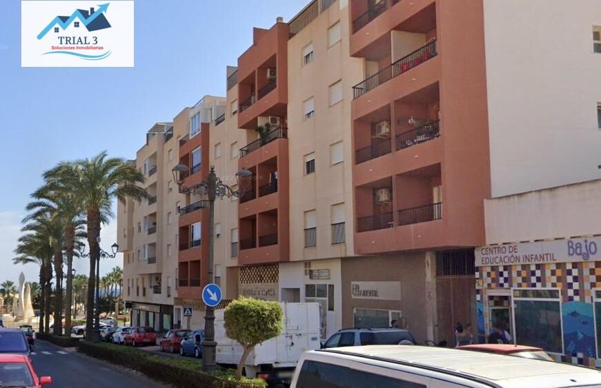 Vista exterior de Pis en venda en Roquetas de Mar amb Terrassa i Piscina comunitària