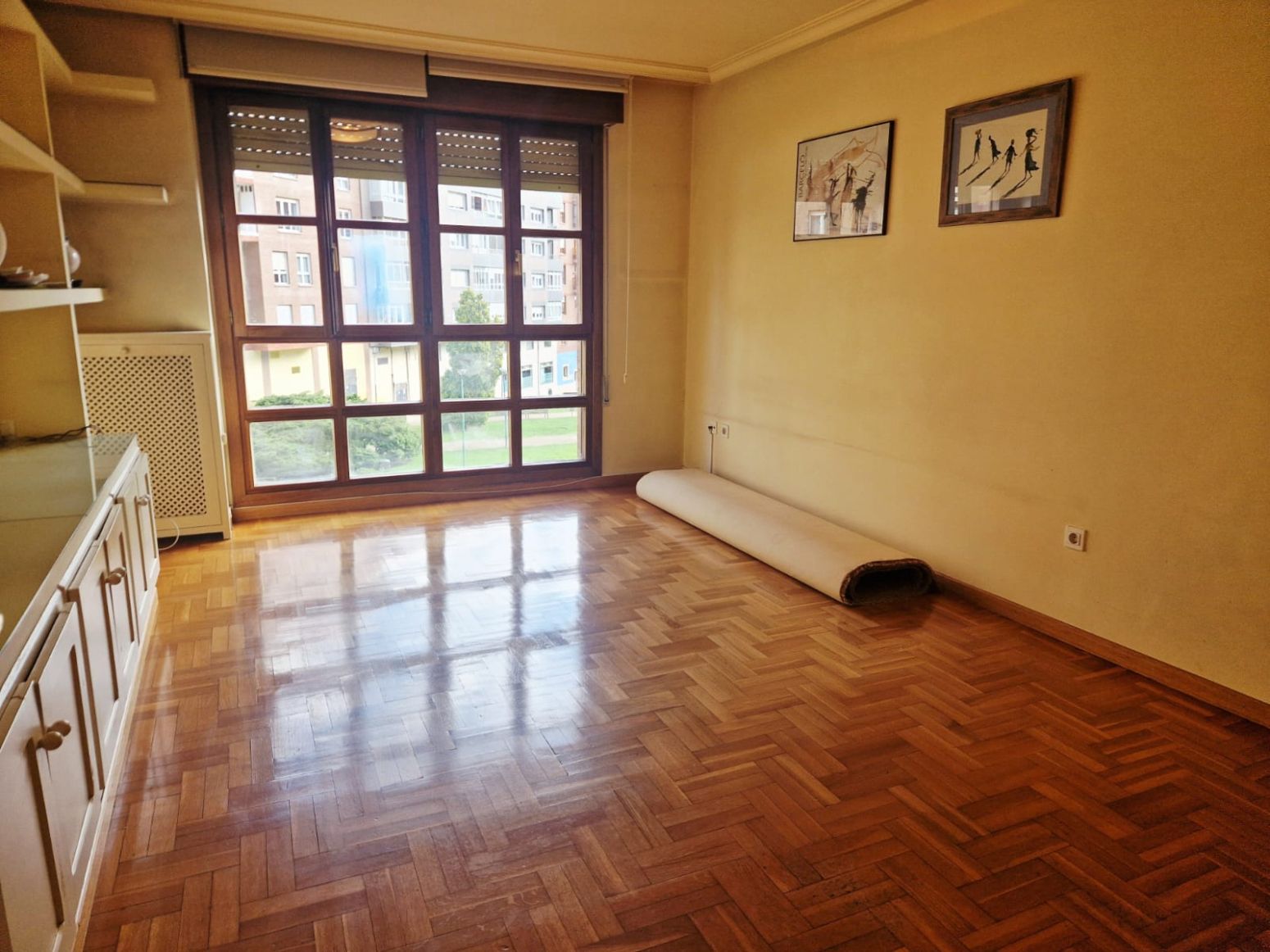 Sala d'estar de Pis en venda en Avilés amb Calefacció, Parquet i Terrassa