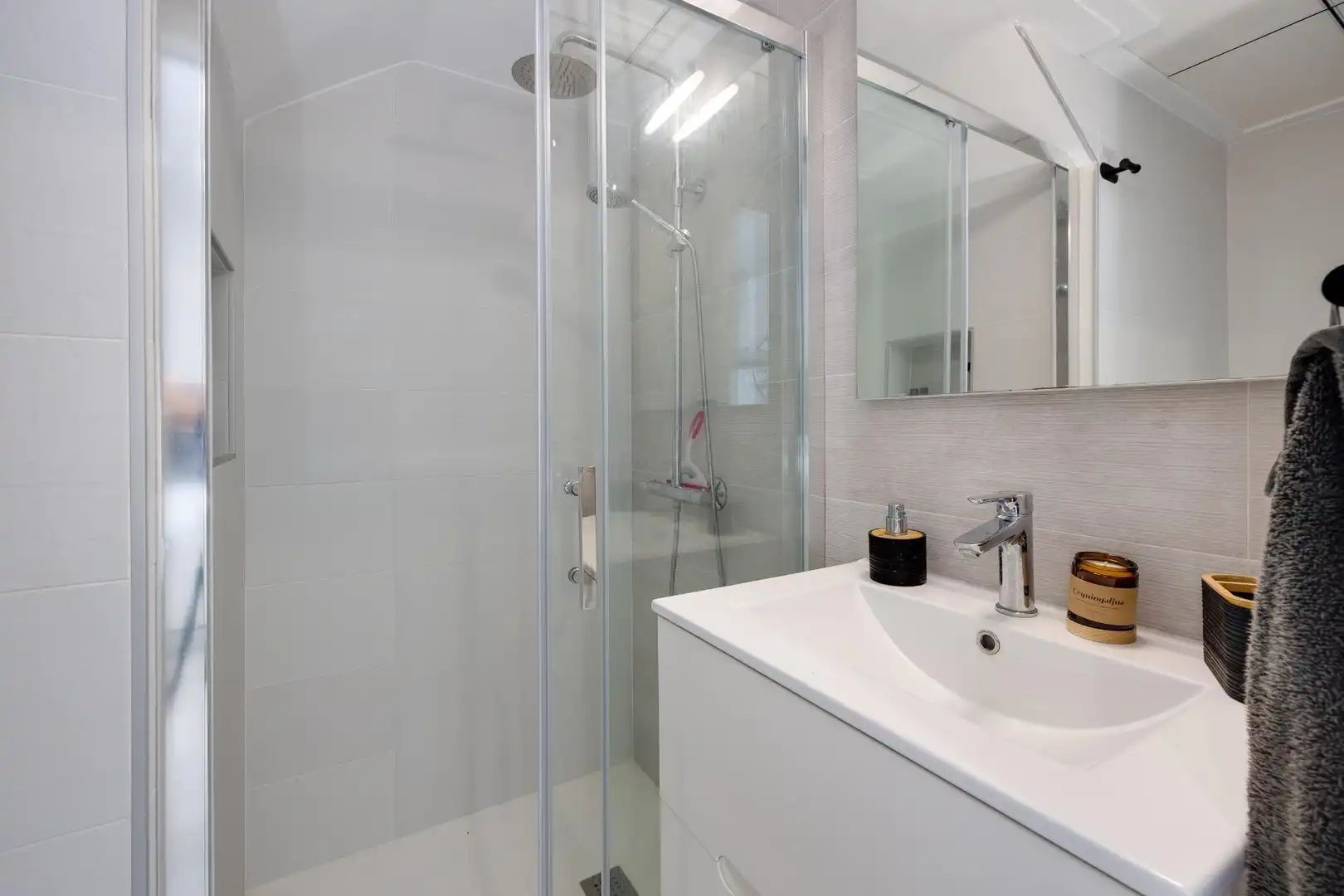 Badezimmer von Einfamilien-Reihenhaus zum Verkauf in Torrevieja mit Klimaanlage, Heizung und Terrasse
