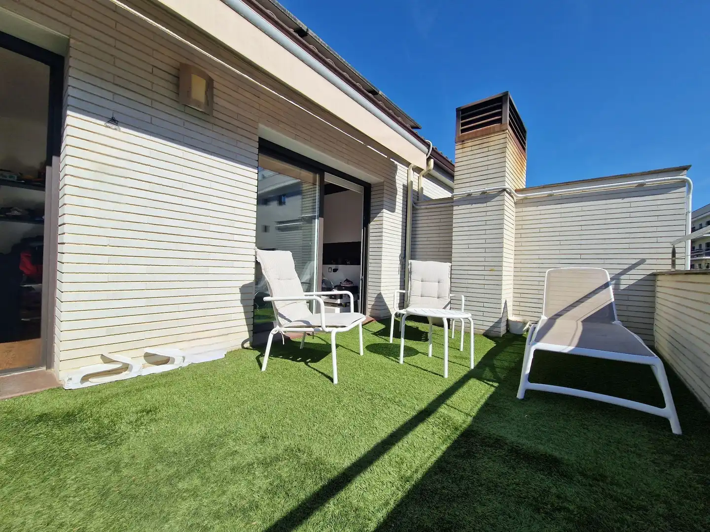 Terrasse von Einfamilien-Reihenhaus zum Verkauf in Dosrius mit Klimaanlage, Heizung und Gemeinschaftspool