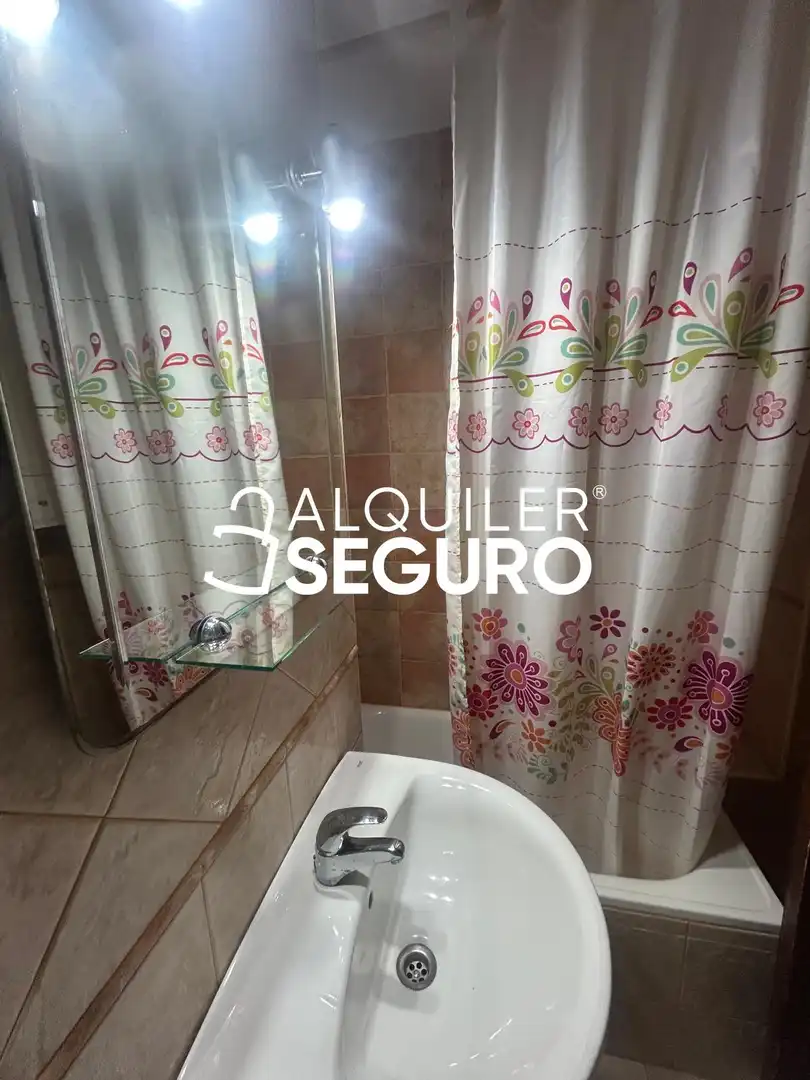 Bathroom of Flat for rent in Granada  with Air Conditioner, Terrace and Furnished