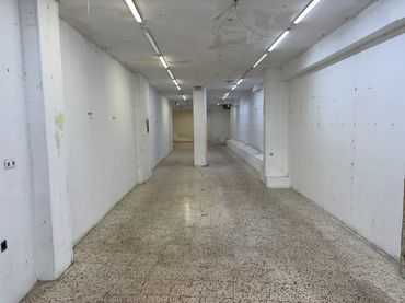 Locale commerciale in affitto a Avenida Cayetano del Toro