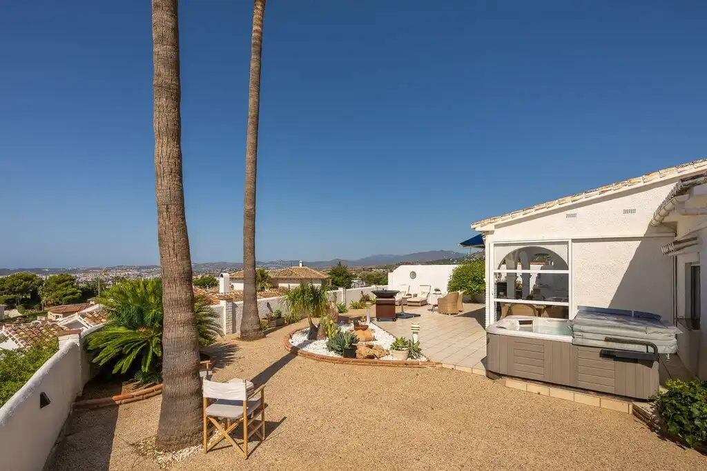 Vista exterior de Casa o xalet en venda en Benalmádena amb Aire condicionat, Jardí privat i Terrassa