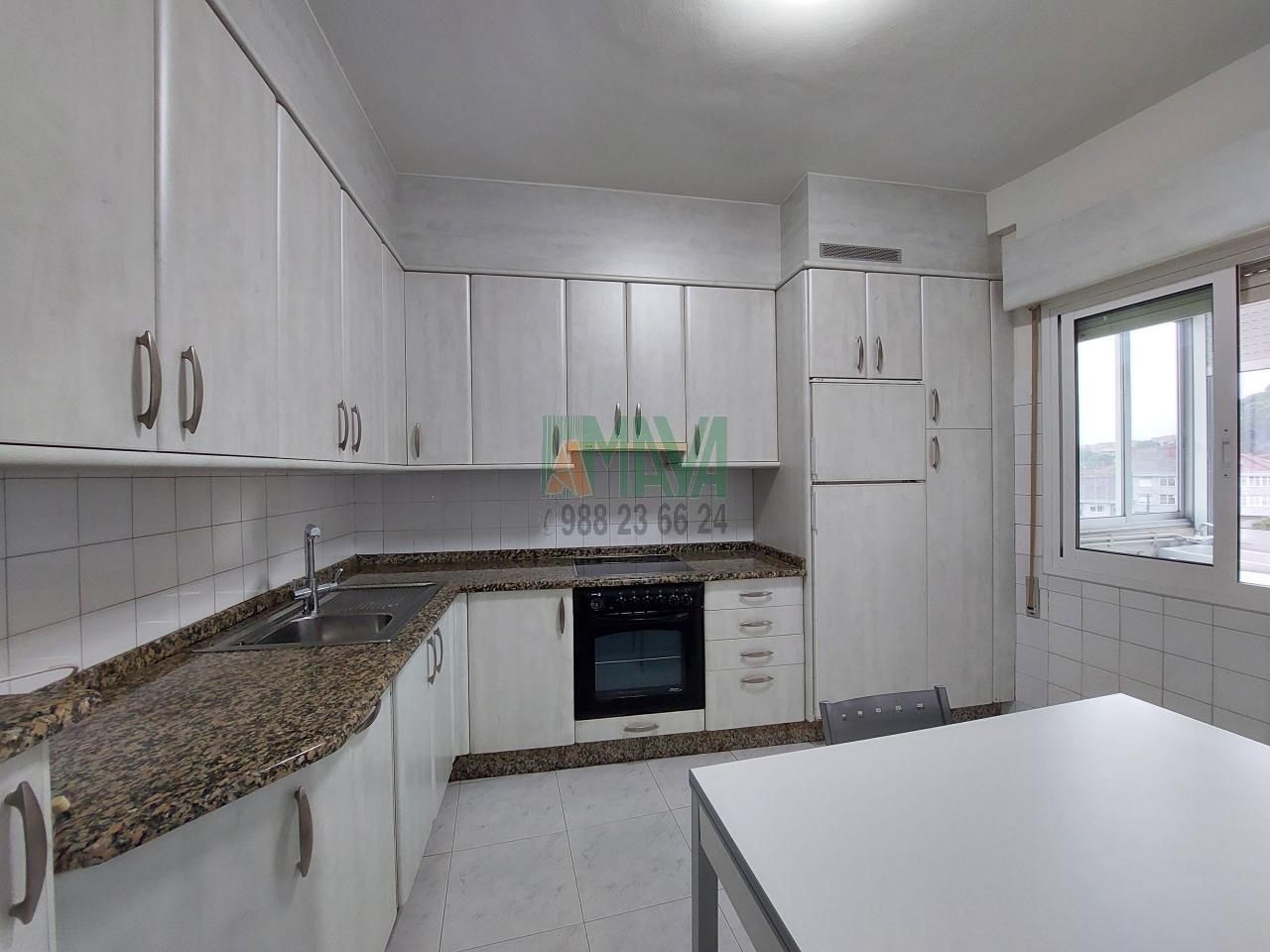 Cocina de Piso en venta en Ourense Capital  con Calefacción, Trastero y Balcón