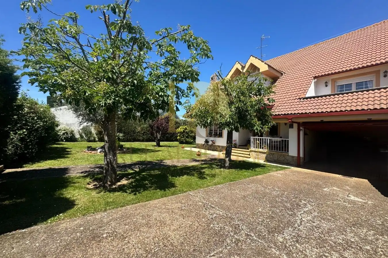 Vista exterior de Casa o chalet en venta en Santovenia de la Valdoncina con Calefacción, Jardín privado y Parquet