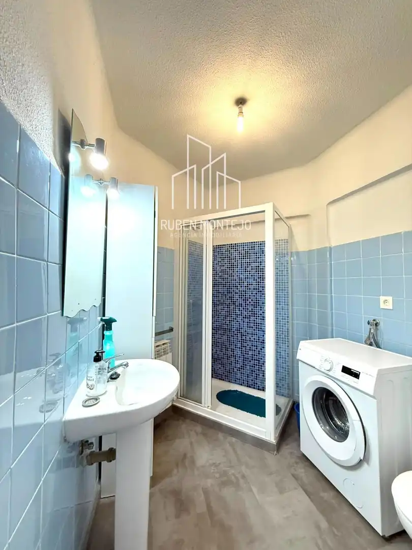 Bathroom of Flat for rent in Salamanca  with Heating, Terrace and Furnished
