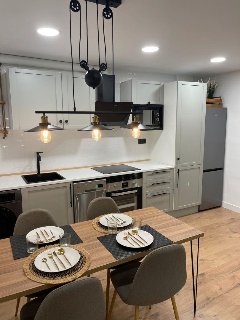 Cuina de Pis en venda en Oviedo  amb Moblat, Forn i Rentadora