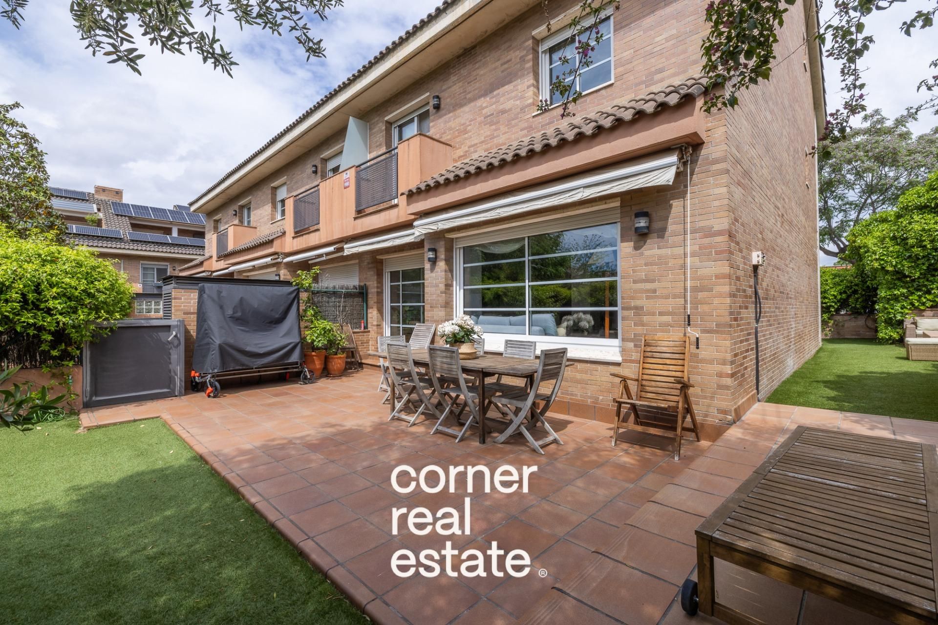 Exterior view of Single-family semi-detached for sale in Sant Cugat del Vallès  with Heating, Private garden and Parquet flooring