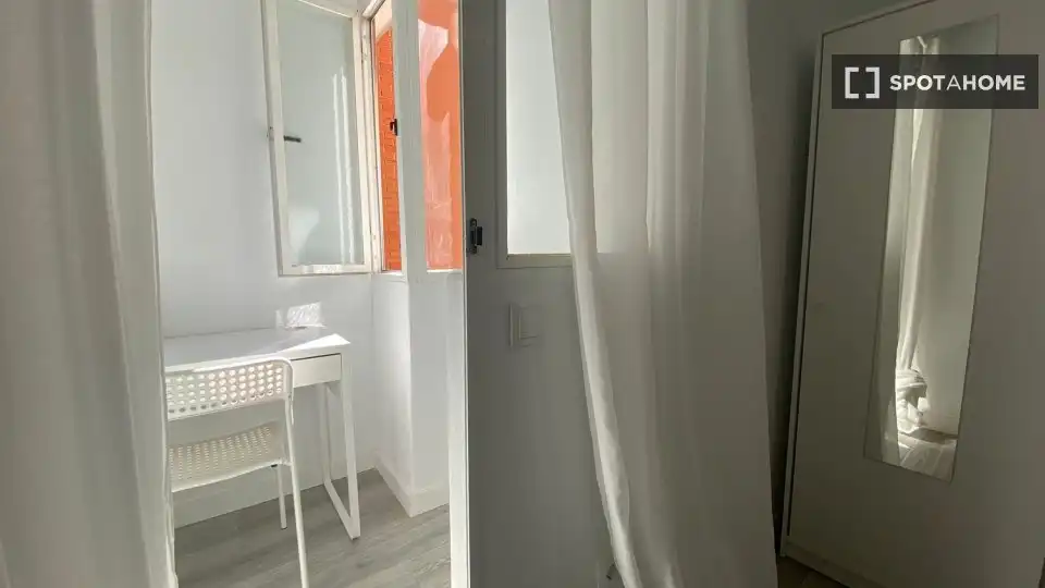 Bedroom of Flat for rent in Madrid  with Air Conditioner, Heating and Furnished