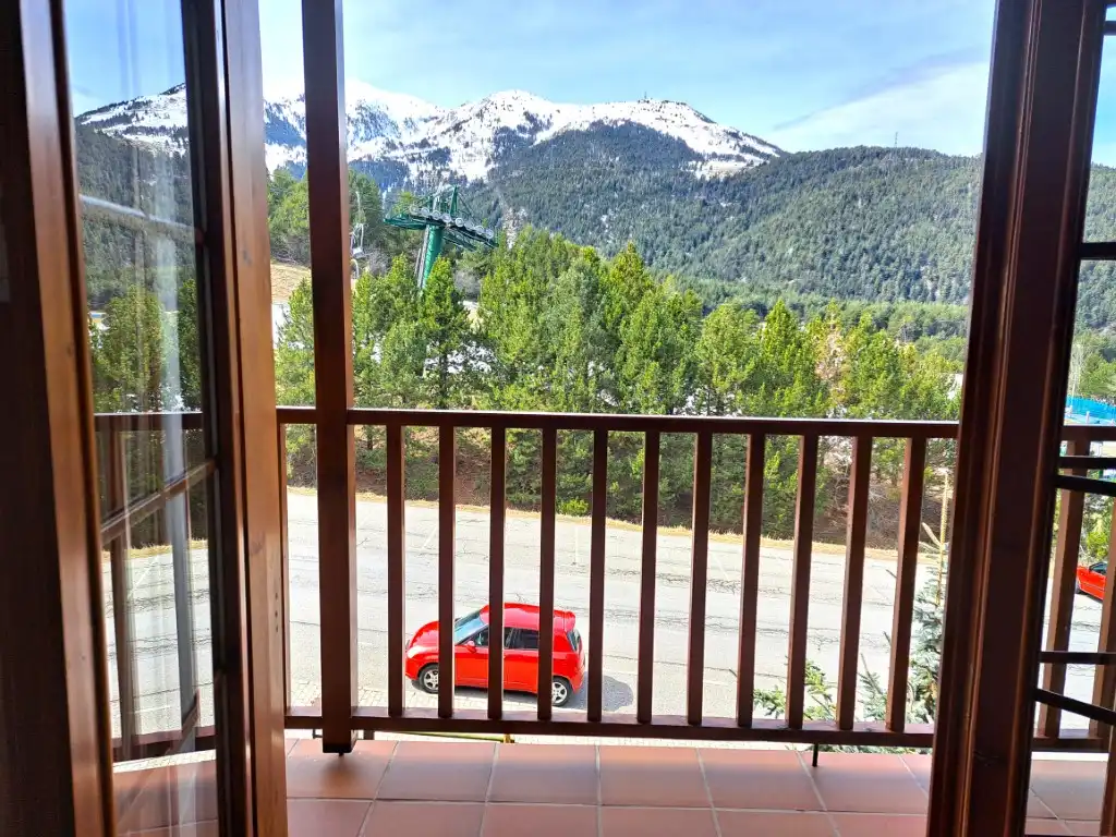 Vista exterior de Dúplex en venta en Alp con Calefacción, Trastero y Amueblado
