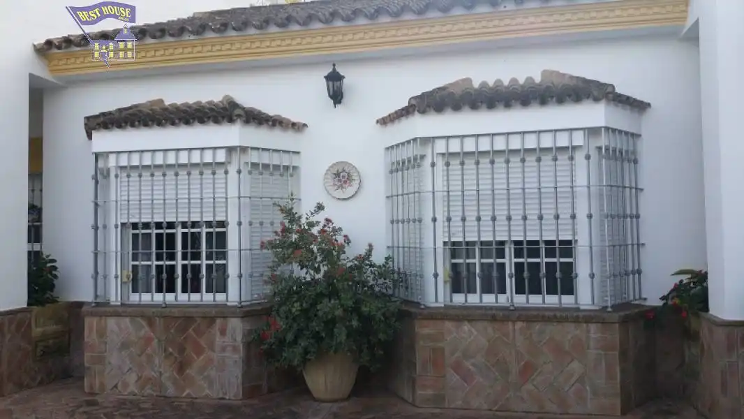 Vista exterior de Casa o xalet en venda en Arcos de la Frontera amb Aire condicionat, Jardí privat i Traster