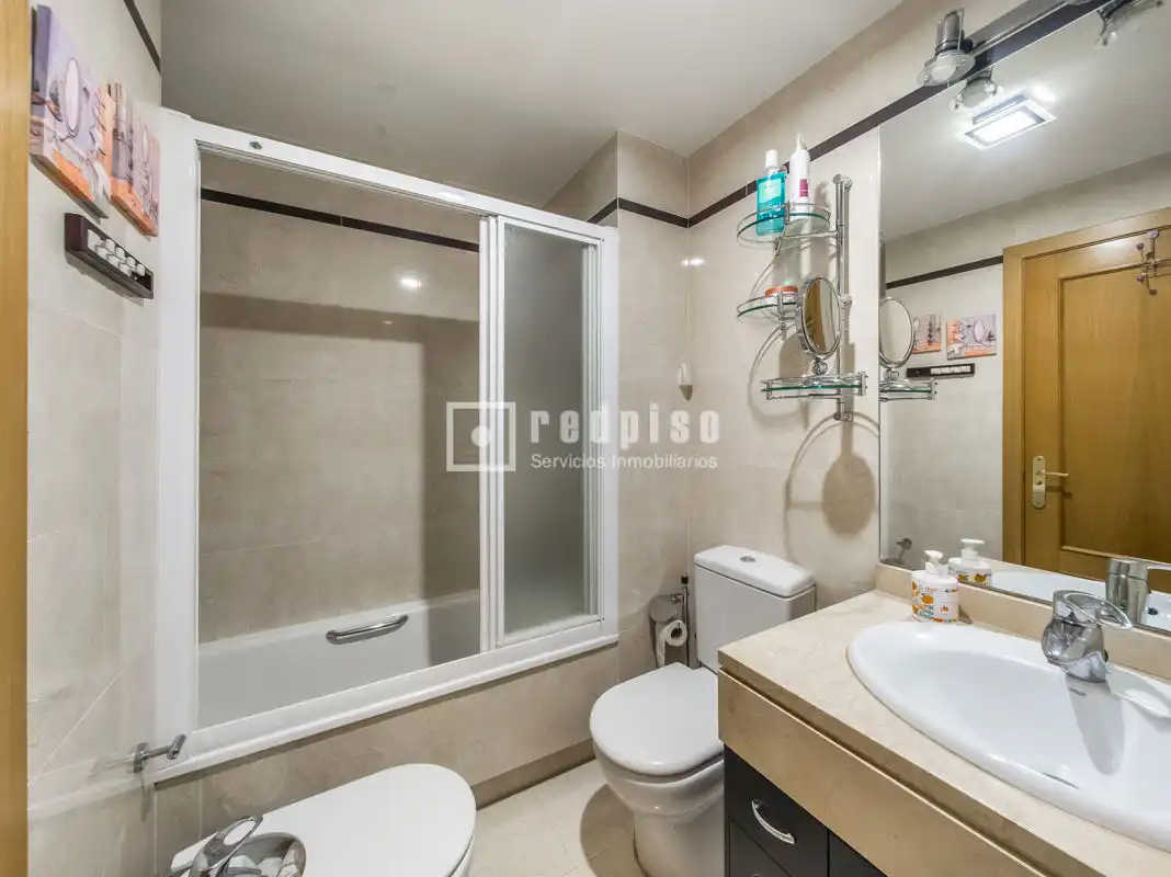 Bathroom of Flat for sale in Alcorcón  with Air Conditioner, Heating and Parquet flooring
