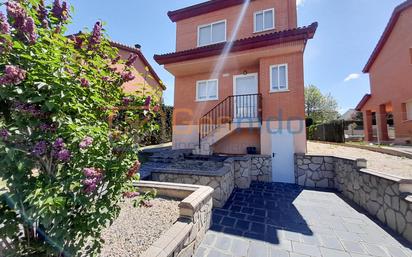 Vista exterior de Casa o xalet en venda en El Espinar amb Calefacció, Terrassa i Traster