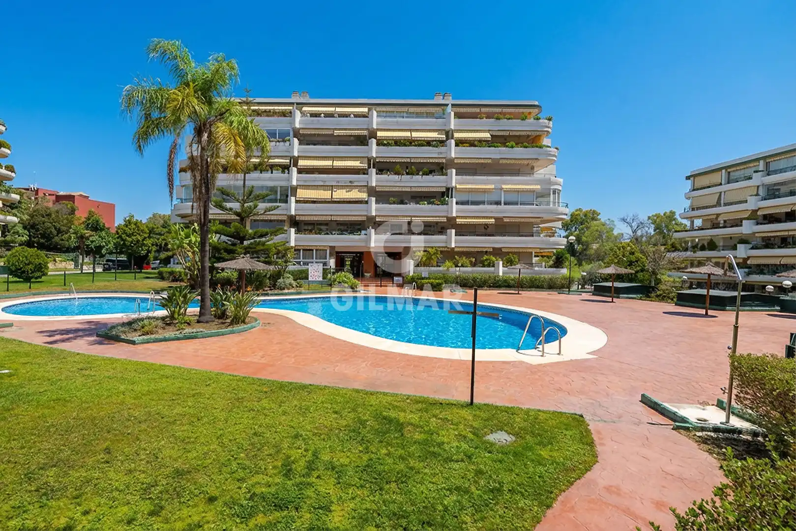 Vista exterior de Dúplex en venda en Marbella amb Piscina i Balcó