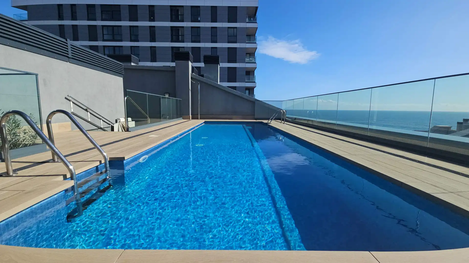 Schwimmbecken von Wohnung zur Miete in Badalona mit Klimaanlage, Terrasse und Möbliert