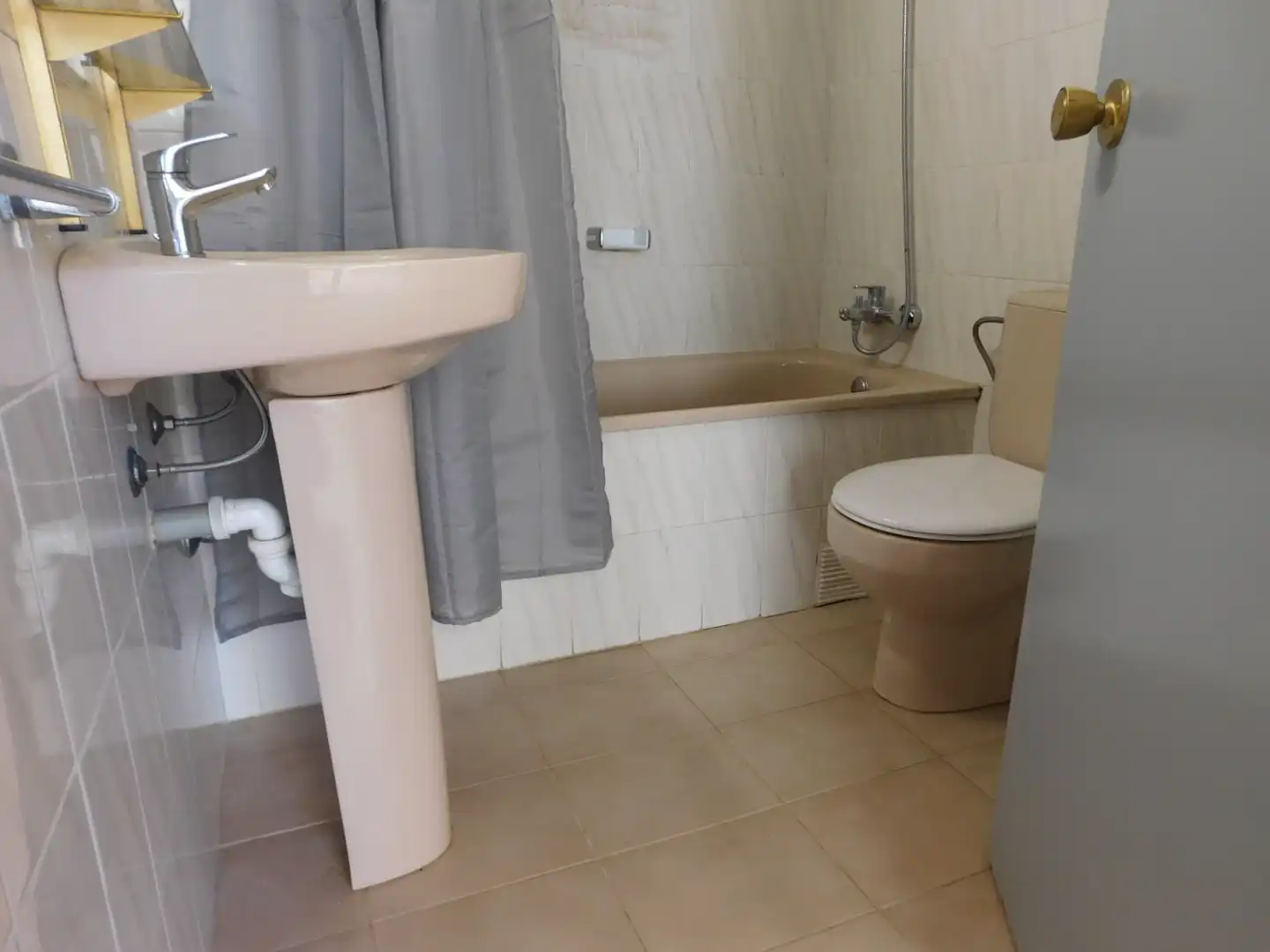 Baño de Estudio de alquiler en Roses con Amueblado, Horno y Lavadora