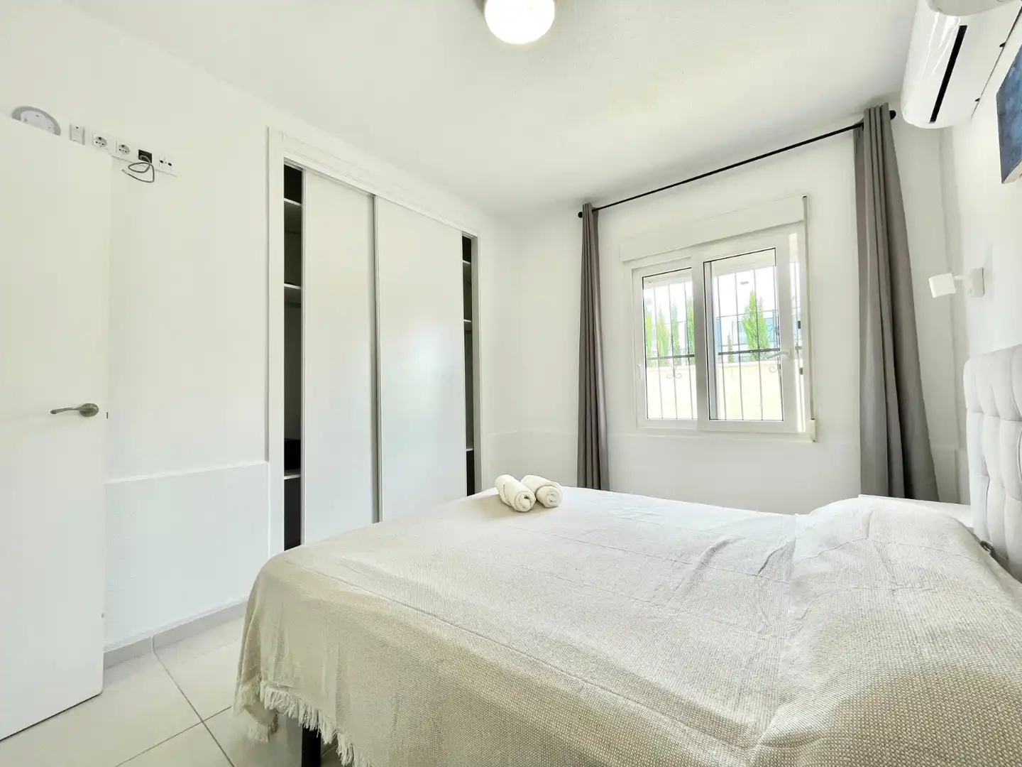 Dormitori de Apartament de lloguer en Torrevieja amb Aire condicionat, Calefacció i Terrassa