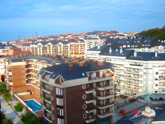 Vista exterior de Àtic en venda en Castro-Urdiales amb Calefacció, Parquet i Terrassa