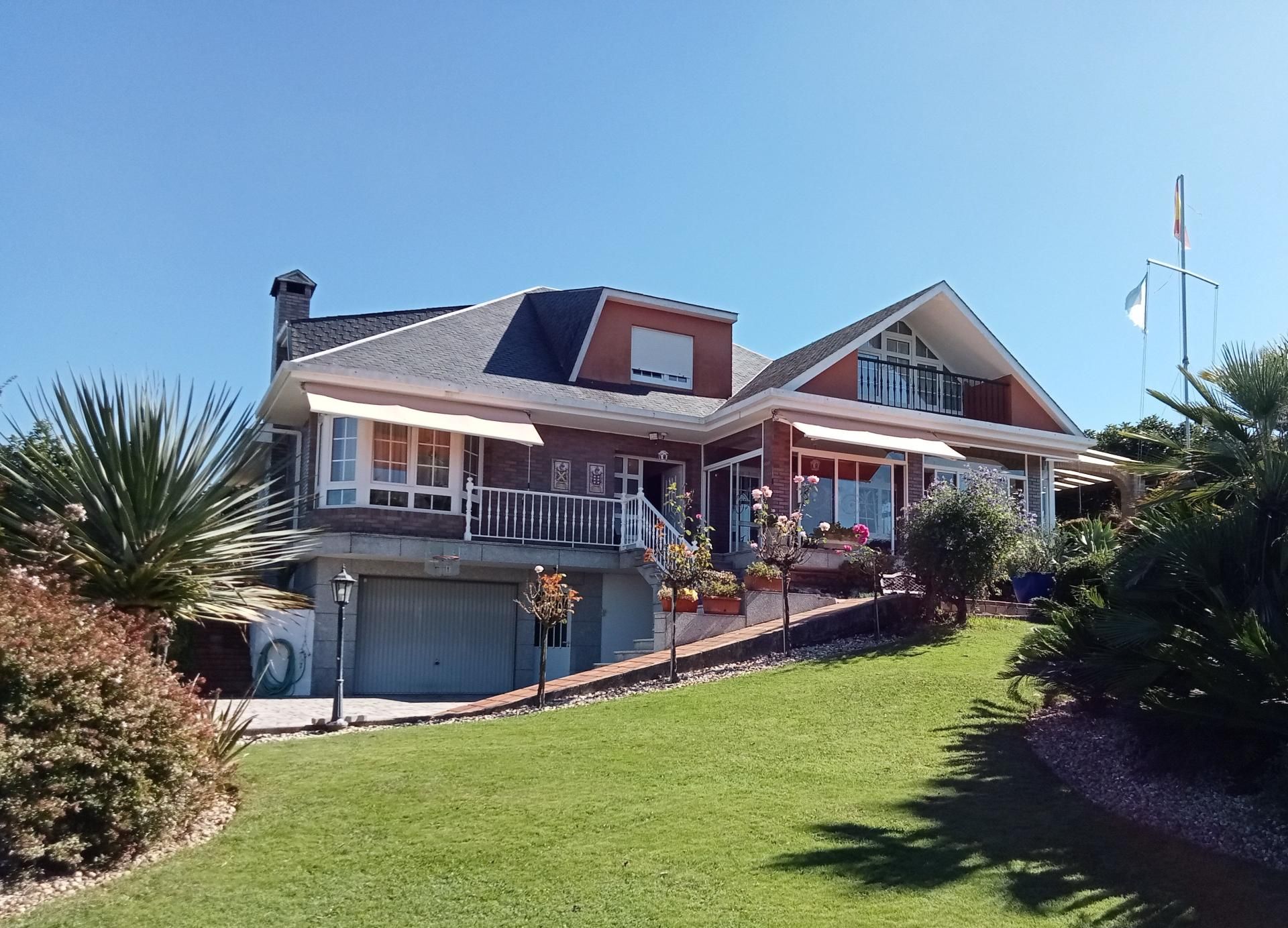 Vista exterior de Casa o xalet en venda en Vilagarcía de Arousa amb Calefacció, Piscina i Balcó