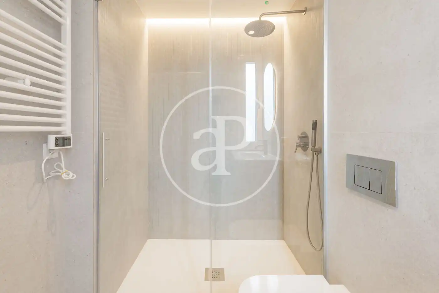 Bathroom of Flat for sale in Madrid  with Air Conditioner and Heating
