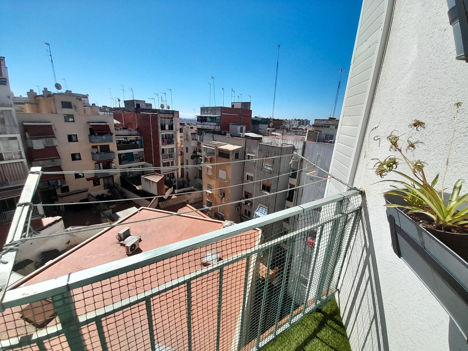 Exterior view of Flat for sale in L'Hospitalet de Llobregat  with Parquet flooring, Microwave and Balcony