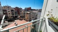 Vista exterior de Pis en venda en L'Hospitalet de Llobregat amb Parquet, Microones i Balcó