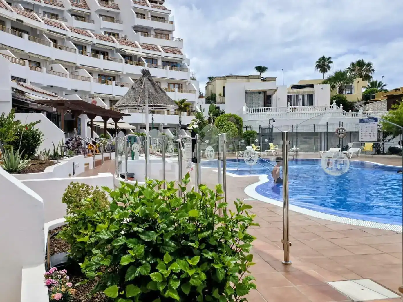Vista exterior de Apartament de lloguer en Adeje amb Aire condicionat, Piscina i Moblat