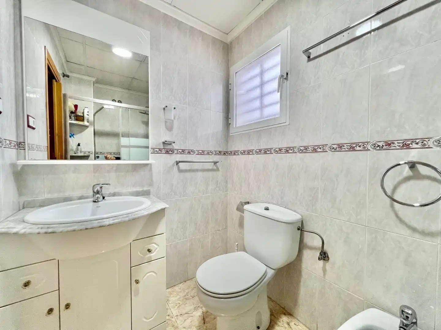 Badezimmer von Wohnungen zum Verkauf in Torrevieja mit Klimaanlage, Heizung und Möbliert