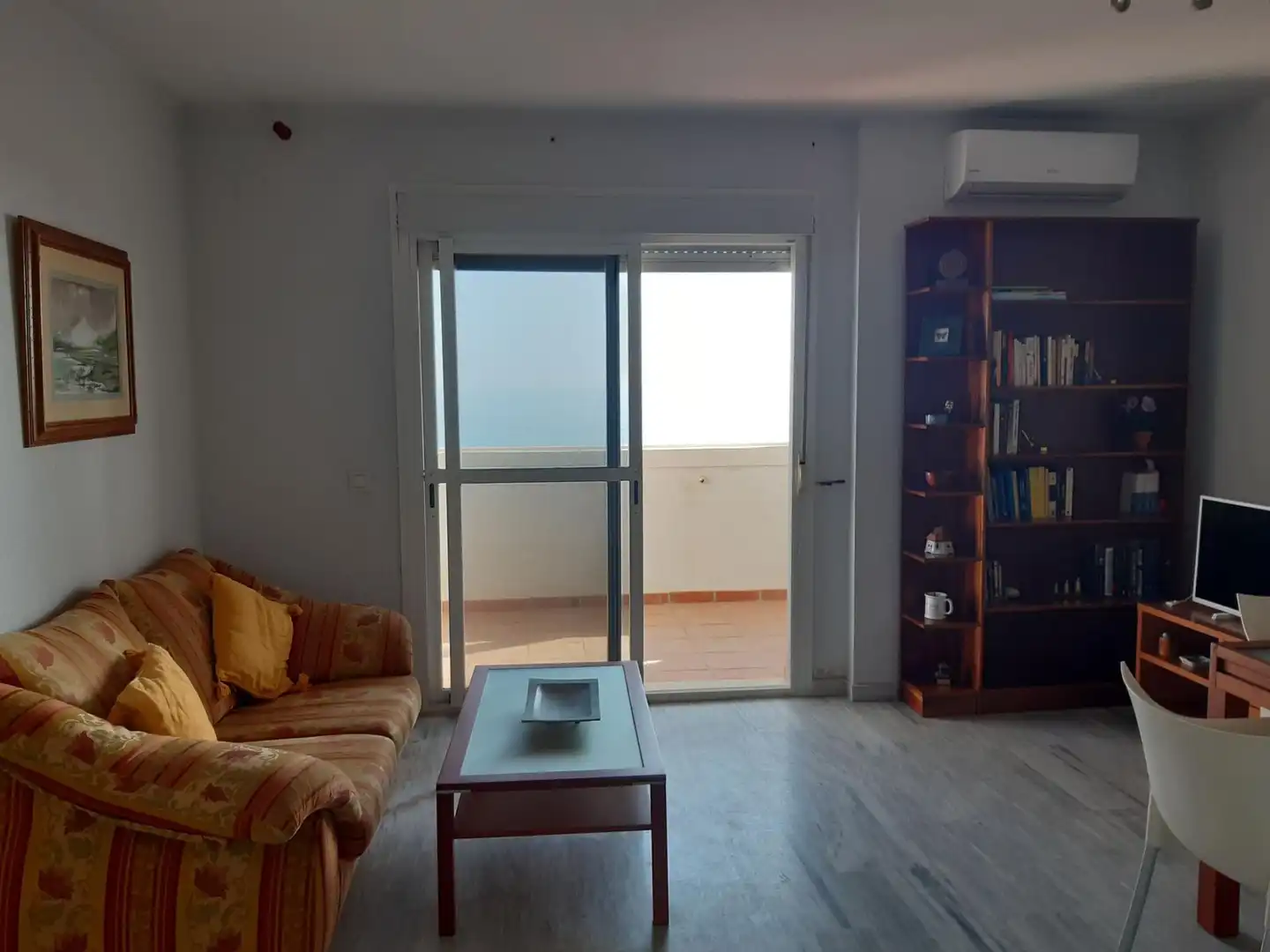 Sala de estar de Apartamento de alquiler en Torrox con Aire acondicionado, Calefacción y Terraza