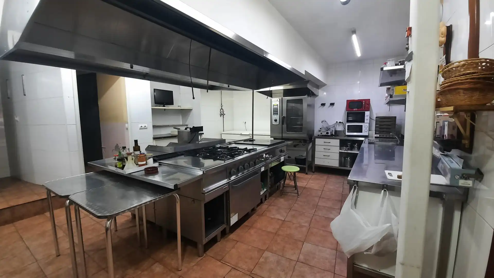 Küche von Gebäude zum Verkauf in Cacabelos mit Alarm