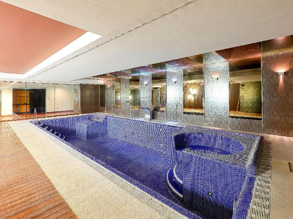 Piscina de Edificio en venta en Oviedo 