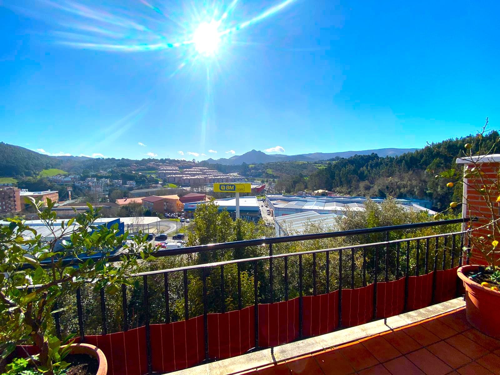 Vista exterior de Casa adosada en venta en Castro-Urdiales con Calefacción, Parquet y Terraza