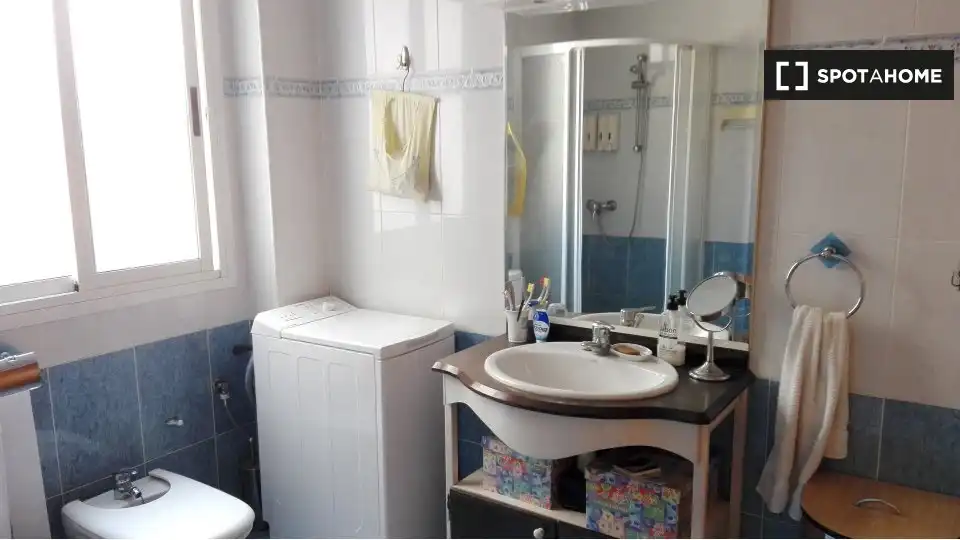 Bathroom of Flat for share in Valencia  with Air Conditioner, Heating and Furnished