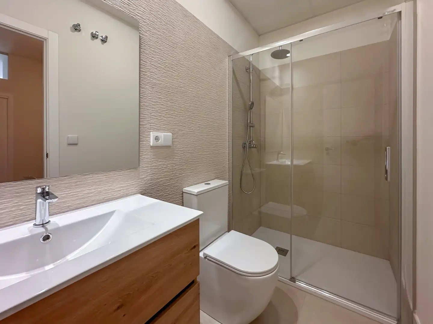 Bathroom of Flat for sale in Sevilla  with Air Conditioner, Furnished and Oven