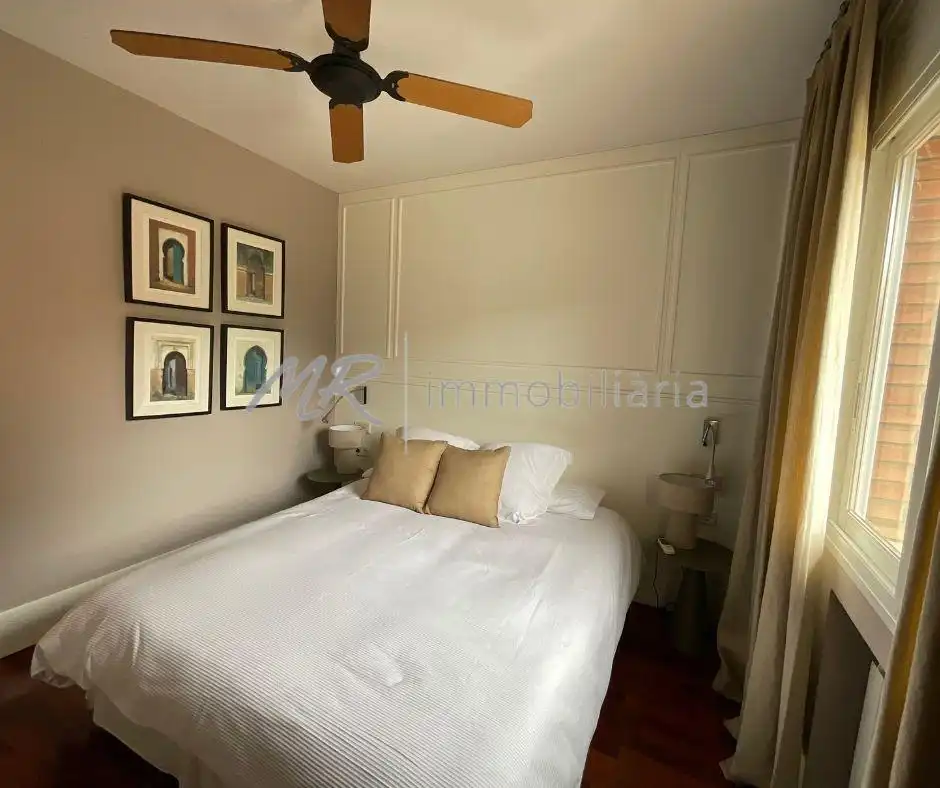 Schlafzimmer von Dachboden zum Verkauf in Vallromanes mit Heizung, Terrasse und Abstellraum