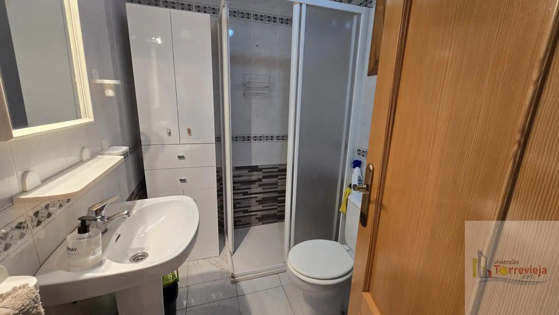 Badezimmer von Wohnungen zum Verkauf in Torrevieja mit Klimaanlage, Terrasse und Abstellraum