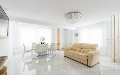 Sala d'estar de Casa adosada en venda en Torrevieja amb Aire condicionat, Terrassa i Piscina