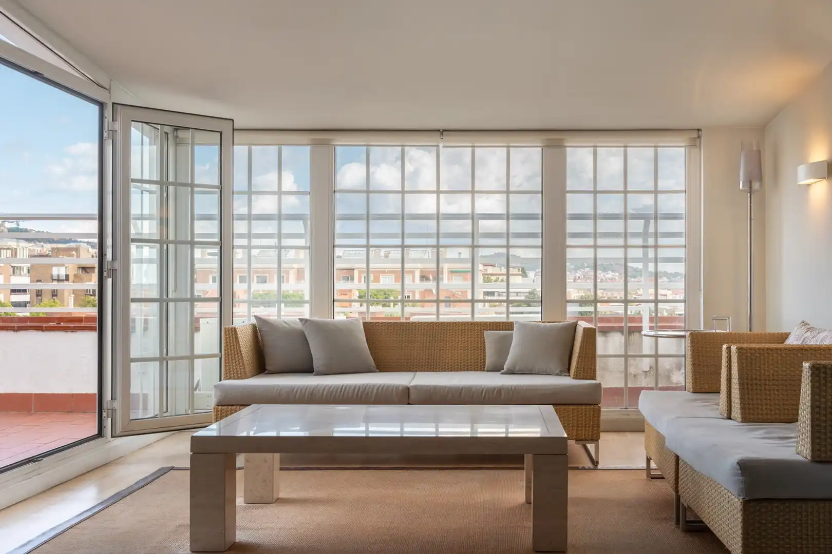 Wohnzimmer von Dachboden zum Verkauf in Barcelona mit Klimaanlage, Heizung und Terrasse