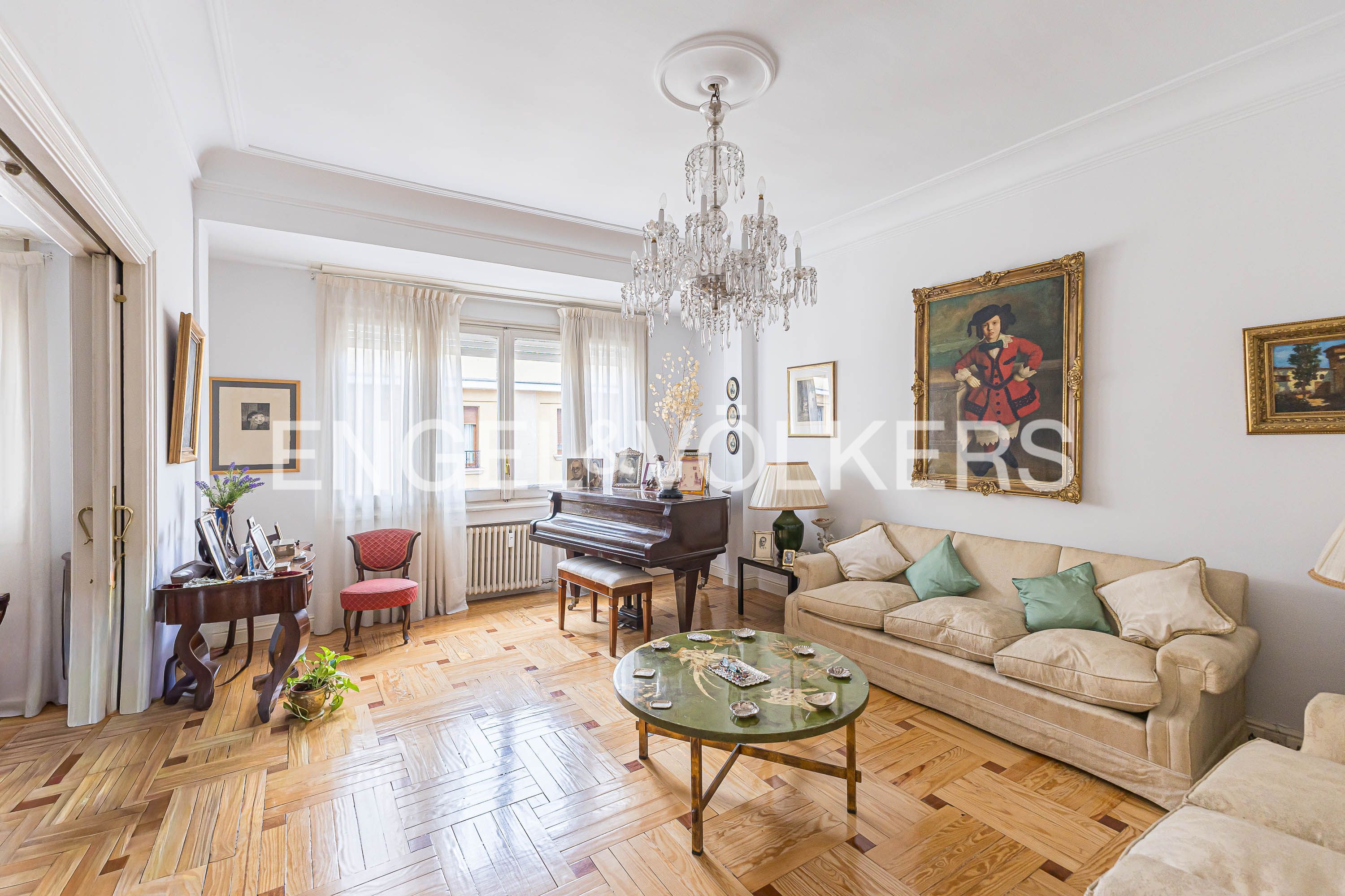 Living room of Apartment for sale in  Madrid Capital  with Air Conditioner, Heating and Parquet flooring