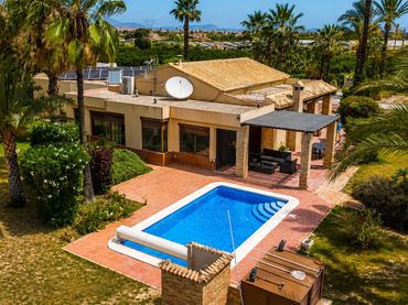 Casa amb piscina en venda a Las Bayas