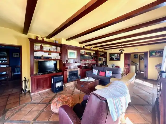 Sala de estar de Casa o chalet en venta en Marbella con Aire acondicionado, Calefacción y Jardín privado